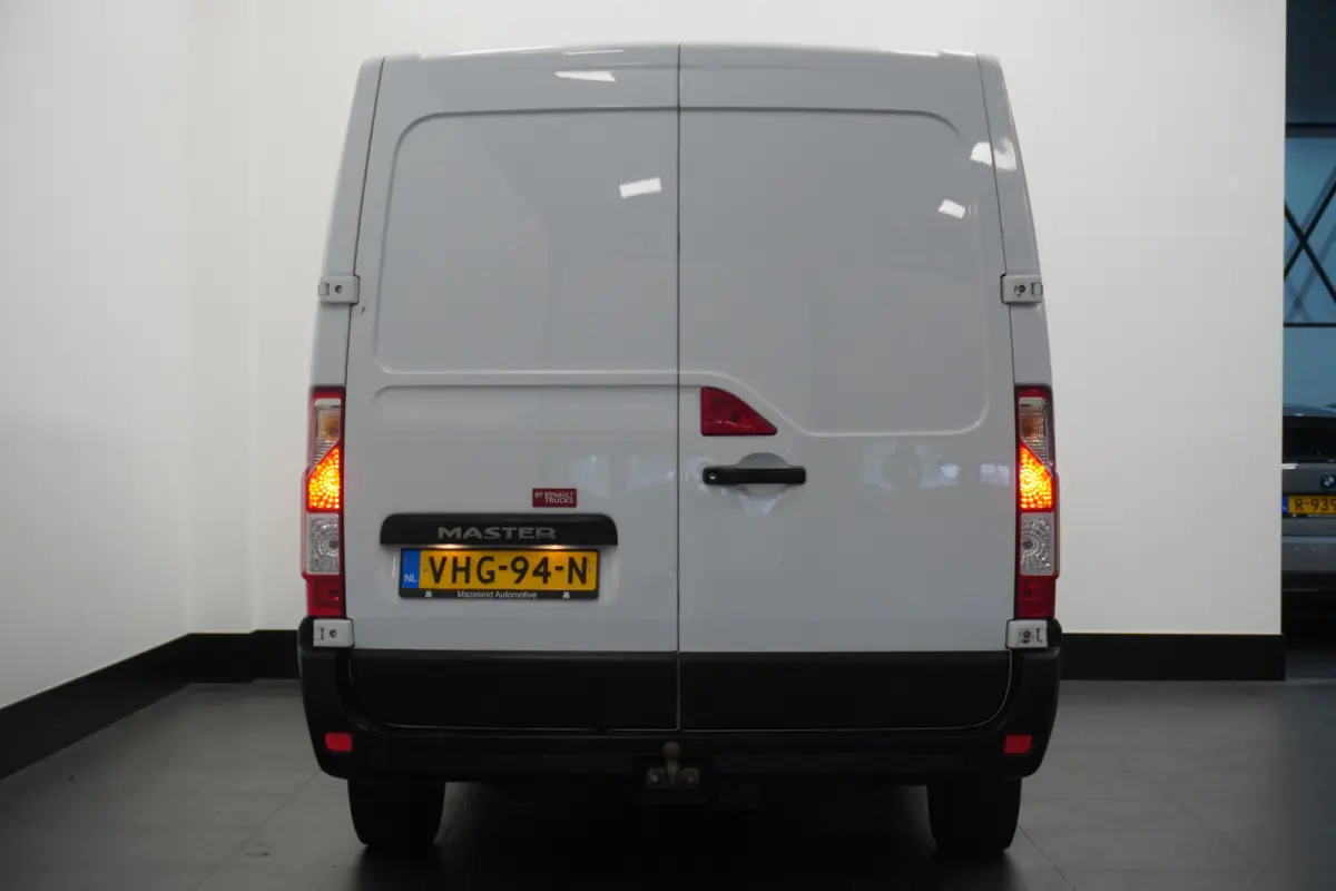 2.3 dCi 136PK EURO 6 - Airco - Cruise - Trekhaak - € 13.900,- Excl.