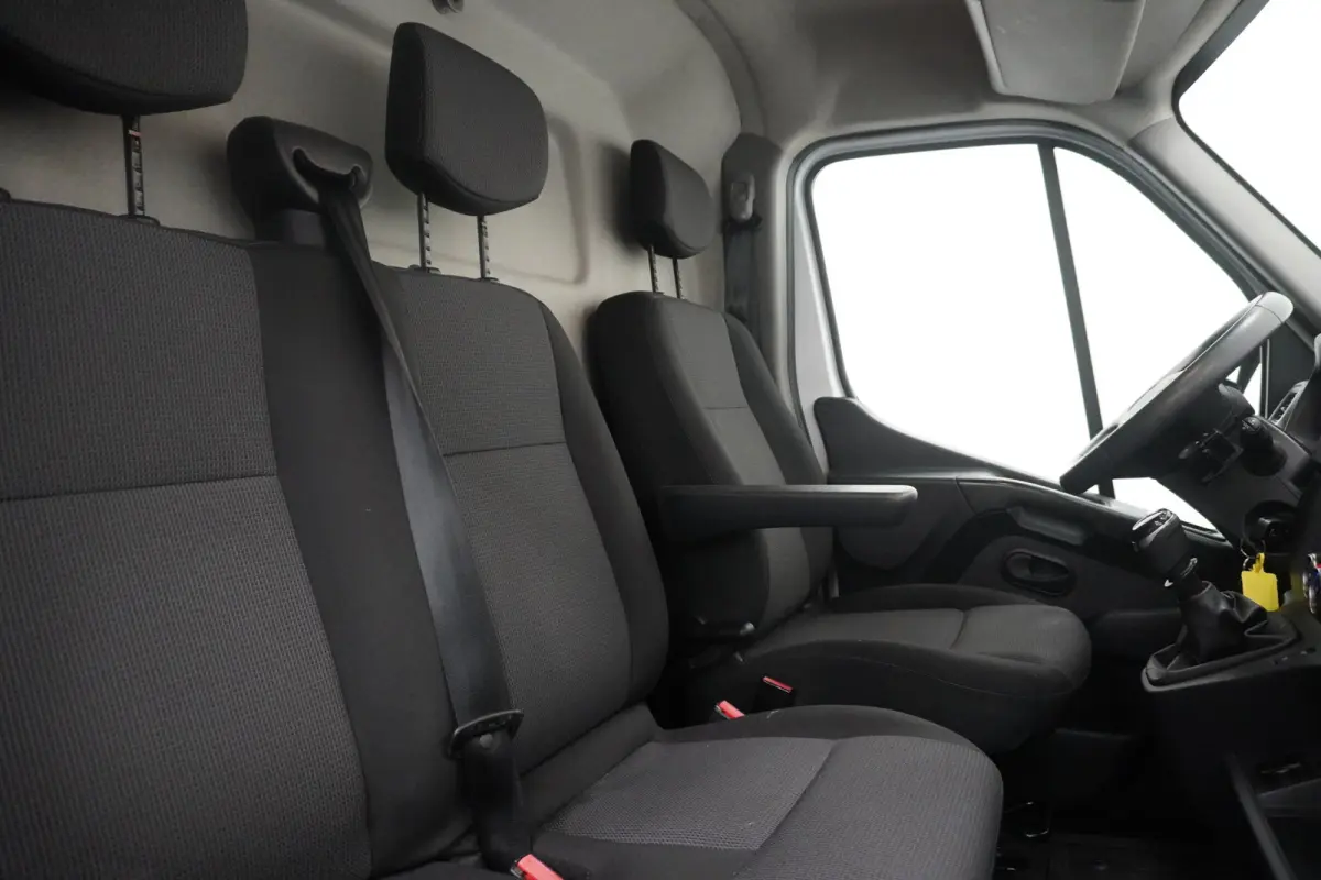 2.3 dCi 136PK EURO 6 - Airco - Cruise - Trekhaak - € 13.900,- Excl.