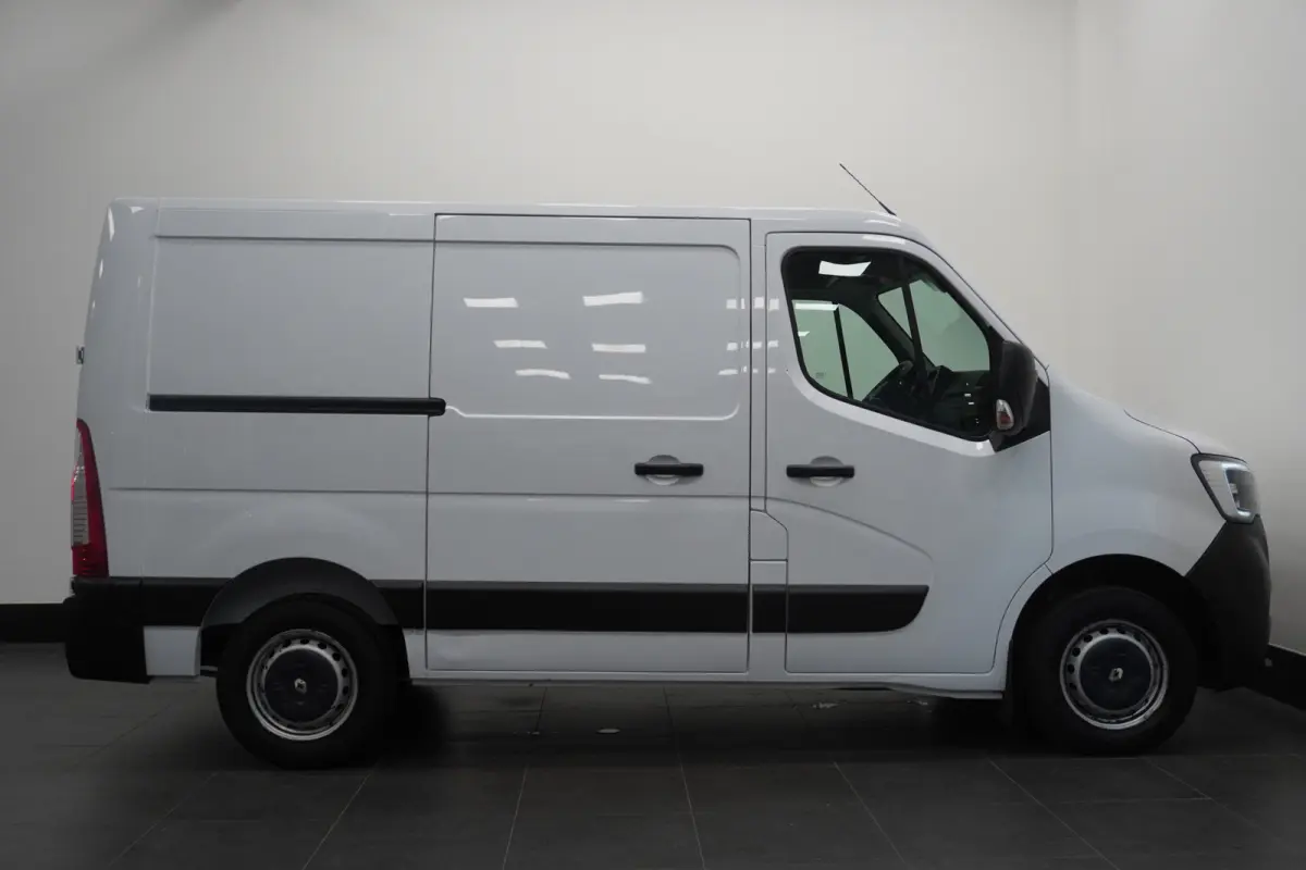 2.3 dCi 136PK EURO 6 - Airco - Cruise - Trekhaak - € 13.900,- Excl.