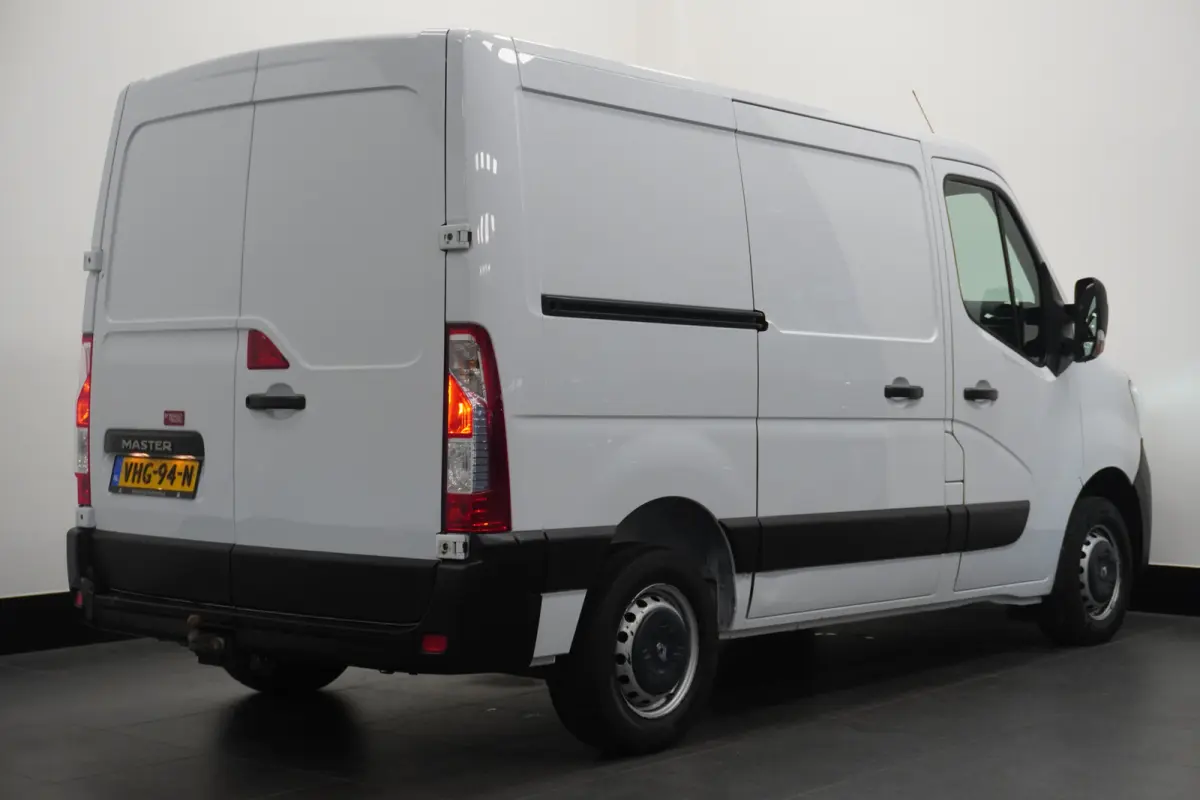 2.3 dCi 136PK EURO 6 - Airco - Cruise - Trekhaak - € 13.900,- Excl.