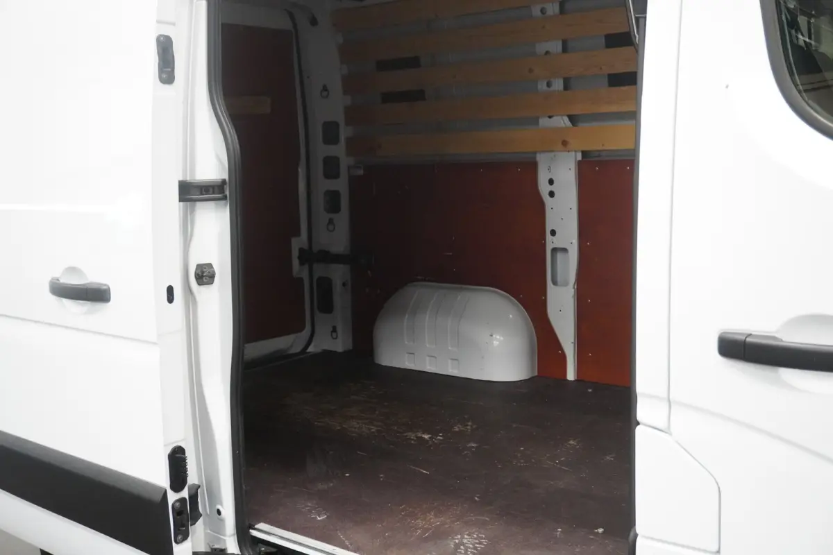 2.3 dCi 136PK EURO 6 - Airco - Cruise - Trekhaak - € 13.900,- Excl.