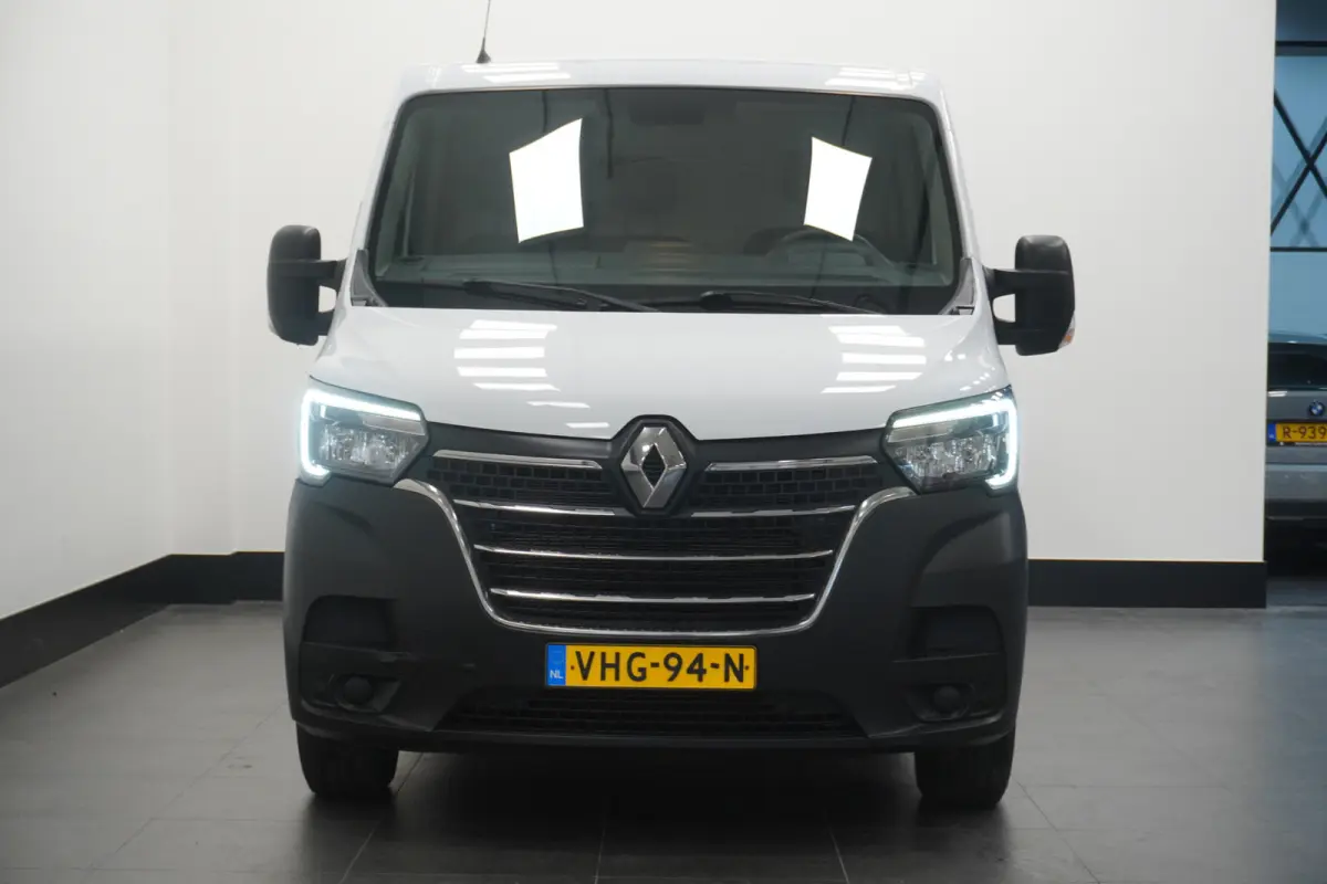 2.3 dCi 136PK EURO 6 - Airco - Cruise - Trekhaak - € 13.900,- Excl.