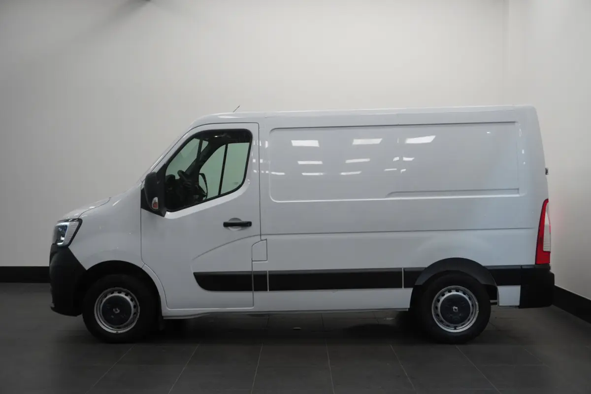 2.3 dCi 136PK EURO 6 - Airco - Cruise - Trekhaak - € 13.900,- Excl.