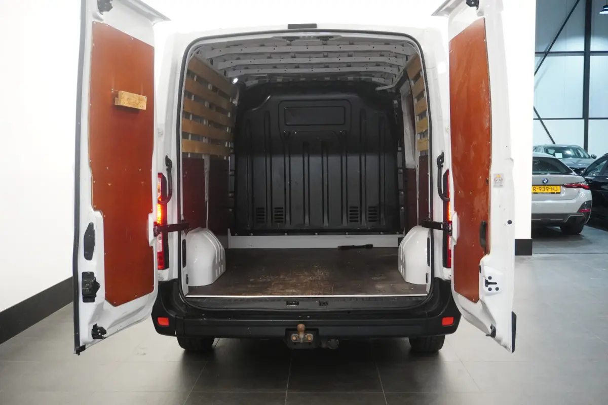 2.3 dCi 136PK EURO 6 - Airco - Cruise - Trekhaak - € 13.900,- Excl.