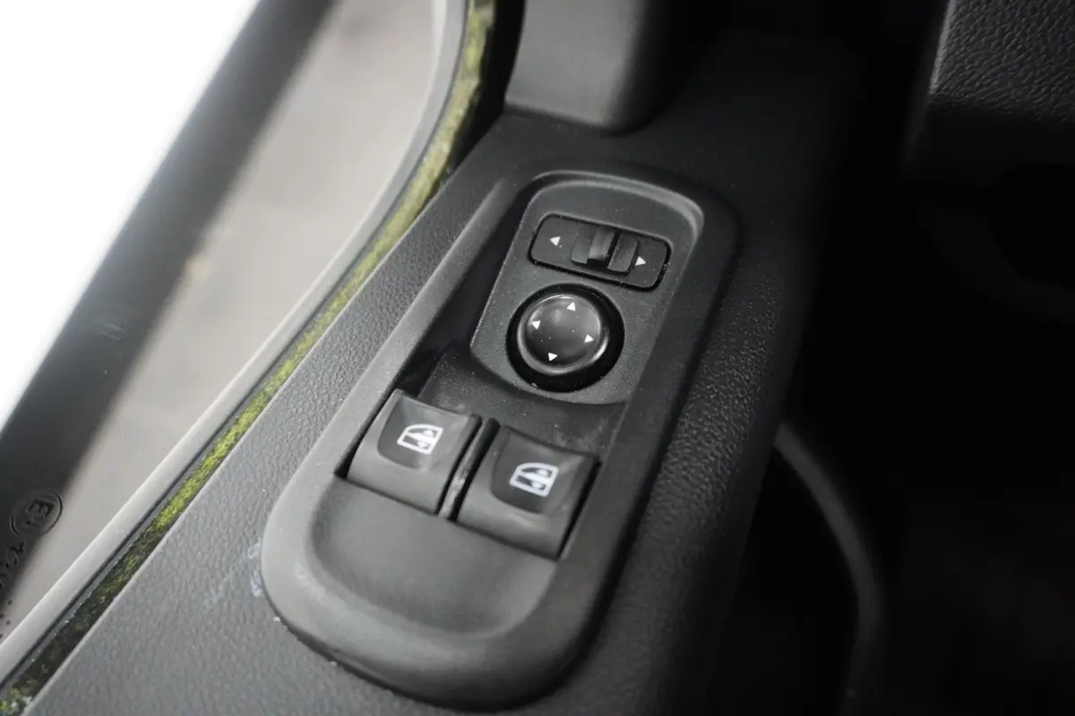 2.3 dCi 136PK EURO 6 - Airco - Cruise - Trekhaak - € 13.900,- Excl.