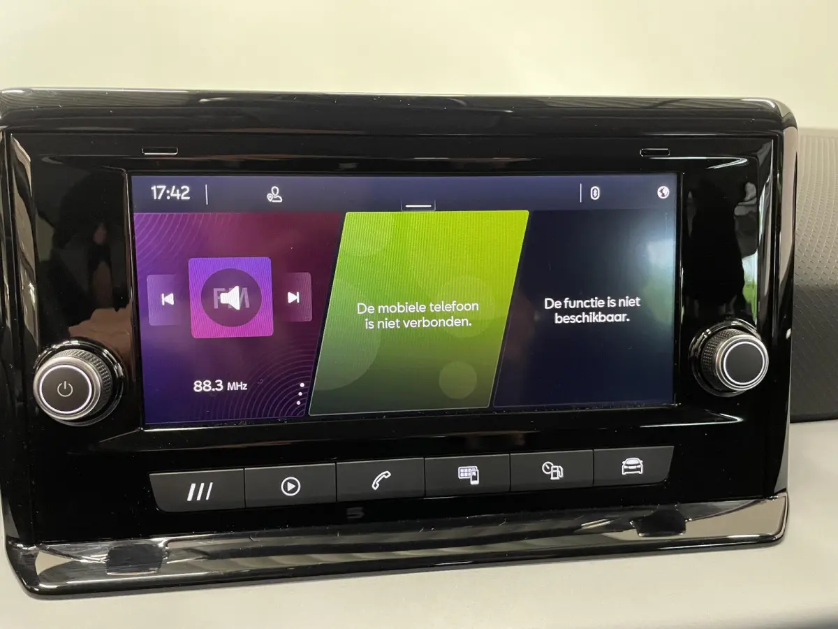 1.0 TSI Style Climate control Navigatie Apple Carplay/ Android Auto Parkeersensoren Cruise Control Full LED 17" LM Velgen