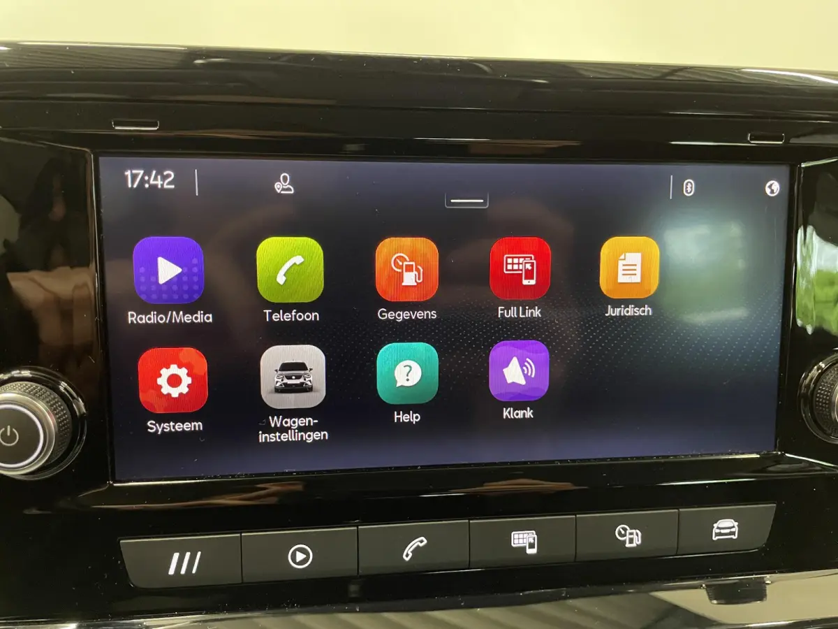 1.0 TSI Style Climate control Navigatie Apple Carplay/ Android Auto Parkeersensoren Cruise Control Full LED 17" LM Velgen
