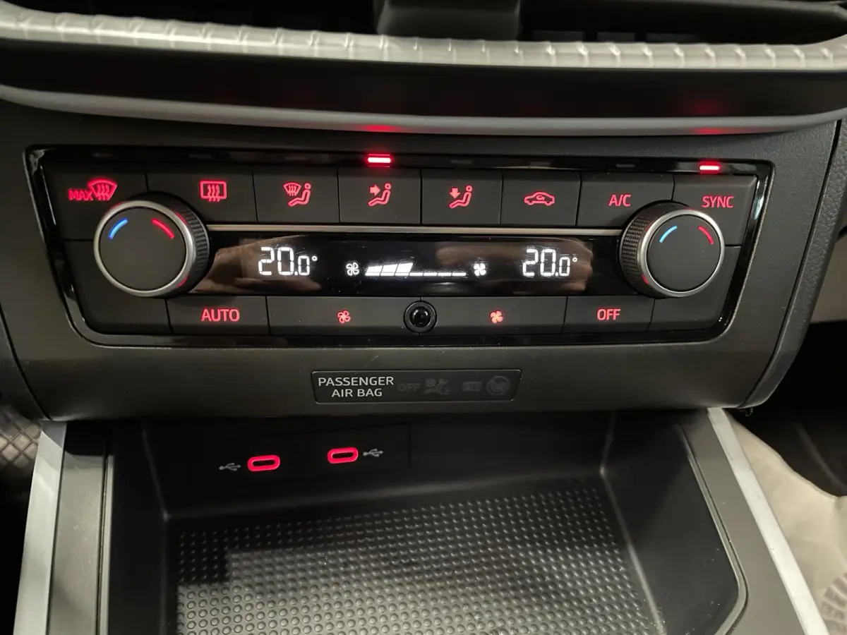 1.0 TSI Style Climate control Navigatie Apple Carplay/ Android Auto Parkeersensoren Cruise Control Full LED 17" LM Velgen