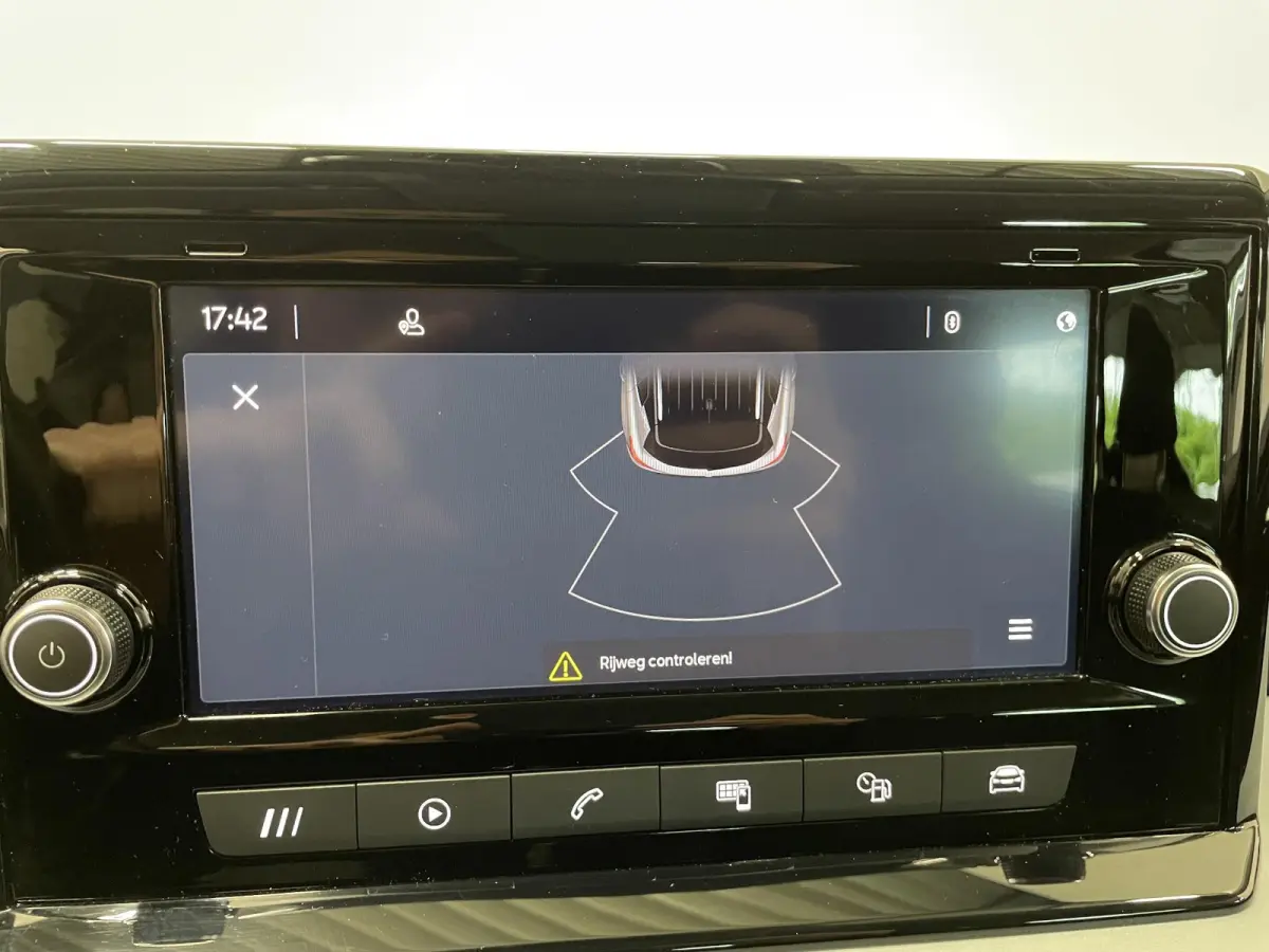 1.0 TSI Style Climate control Navigatie Apple Carplay/ Android Auto Parkeersensoren Cruise Control Full LED 17" LM Velgen