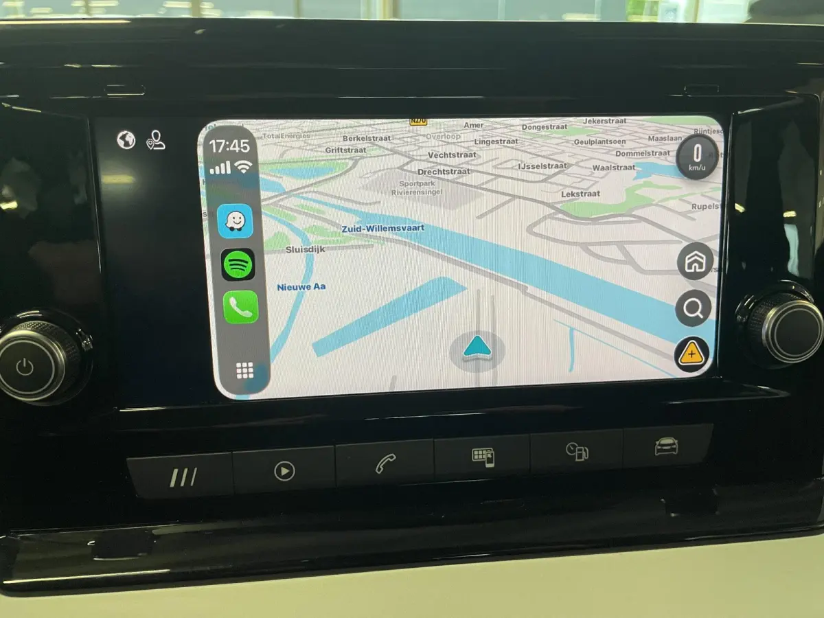 1.0 TSI Style Climate control Navigatie Apple Carplay/ Android Auto Parkeersensoren Cruise Control Full LED 17" LM Velgen