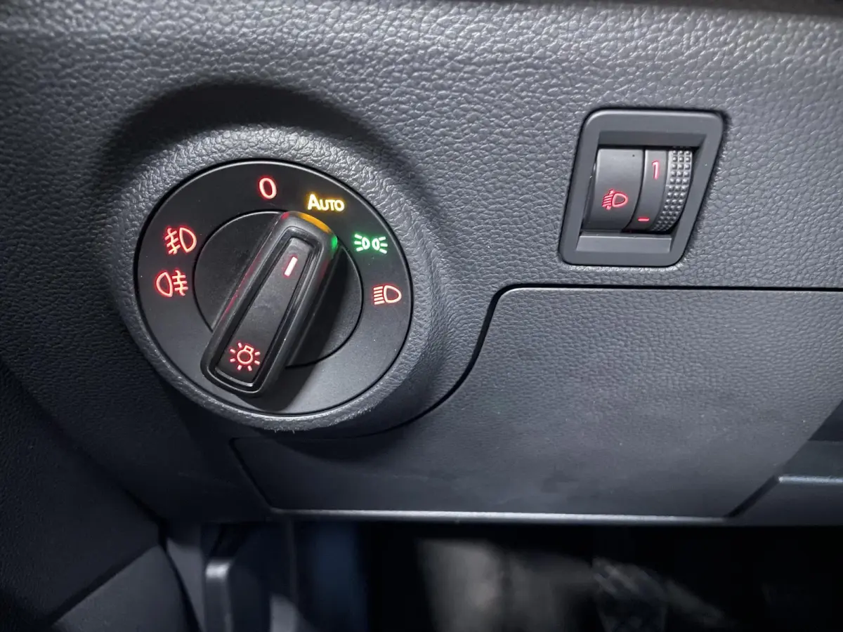 1.0 TSI Style Climate control Navigatie Apple Carplay/ Android Auto Parkeersensoren Cruise Control Full LED 17" LM Velgen