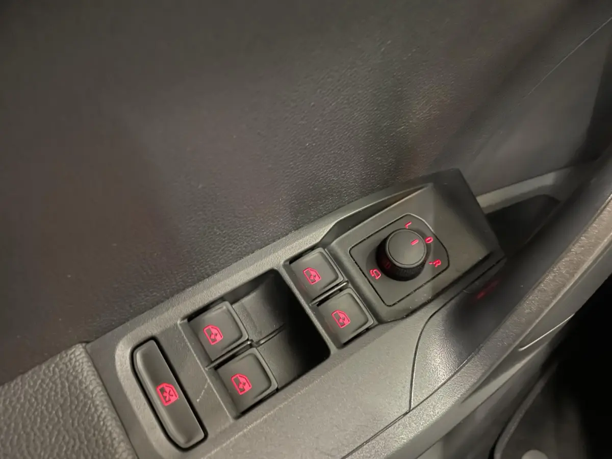 1.0 TSI Style Climate control Navigatie Apple Carplay/ Android Auto Parkeersensoren Cruise Control Full LED 17" LM Velgen
