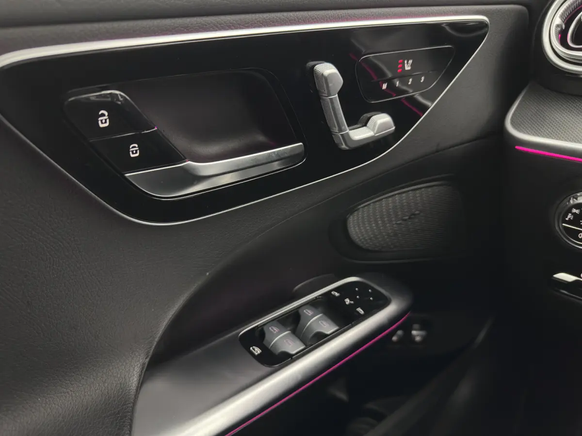 300 e Luxury Line (Plug-in) [3-Fase-11kW] (INCL.BTW) Aut. *FULL-LED | AMBIENT-LIGHT | TOP-VIEW | MEMORY-PACK | WIDESCREEN-COCKPIT | HEATED-COMFORTSEATS | NAVI-FULLMAP | SHIFTPADDLES | PRIVAC