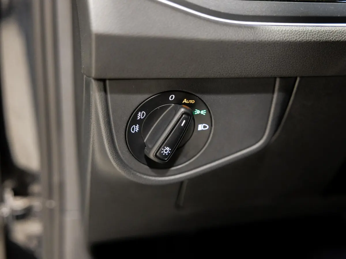 1.0 TSI R-Line Business / 110pk / NAP / Panorama dak / Stoelverwarming / Dodehoek herkenning /