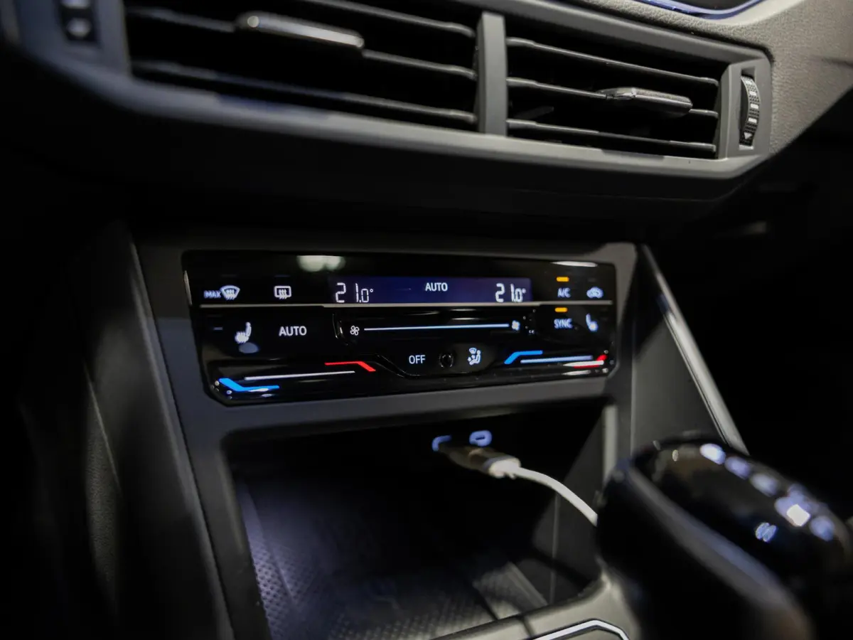 1.0 TSI R-Line Business / 110pk / NAP / Panorama dak / Stoelverwarming / Dodehoek herkenning /