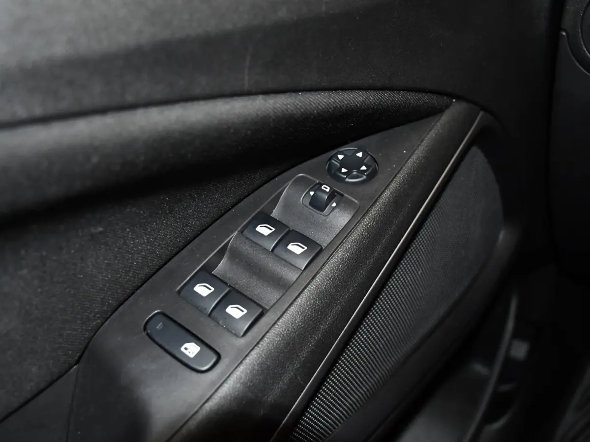 1.2 Turbo GS Line | Apple CarPlay / Android Auto |