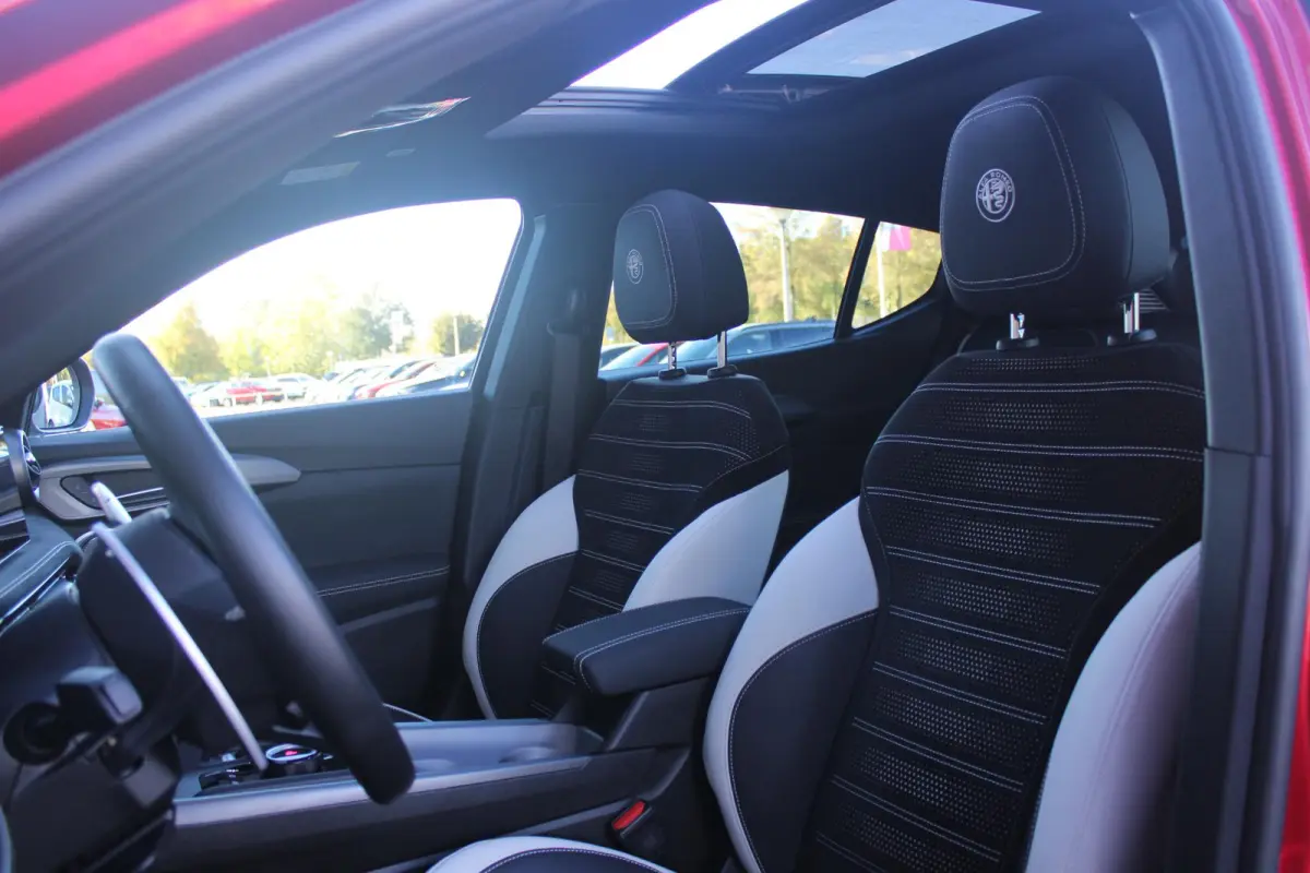 1.3 270PK Ibrida Plug-In Q4 SPORT SPECIALE | PANORAMISCH SCHUIF KANTELDAK MET ZWARTE DAKSTRIPS | ROSSO BRERA (METALLIC ROOD) MET ZWART DAK  | HARMAN KARDON PREMIUM AUDIO MET 14 SPEAKERS | TE