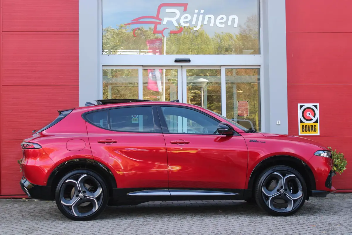 1.3 270PK Ibrida Plug-In Q4 SPORT SPECIALE | PANORAMISCH SCHUIF KANTELDAK MET ZWARTE DAKSTRIPS | ROSSO BRERA (METALLIC ROOD) MET ZWART DAK  | HARMAN KARDON PREMIUM AUDIO MET 14 SPEAKERS | TE