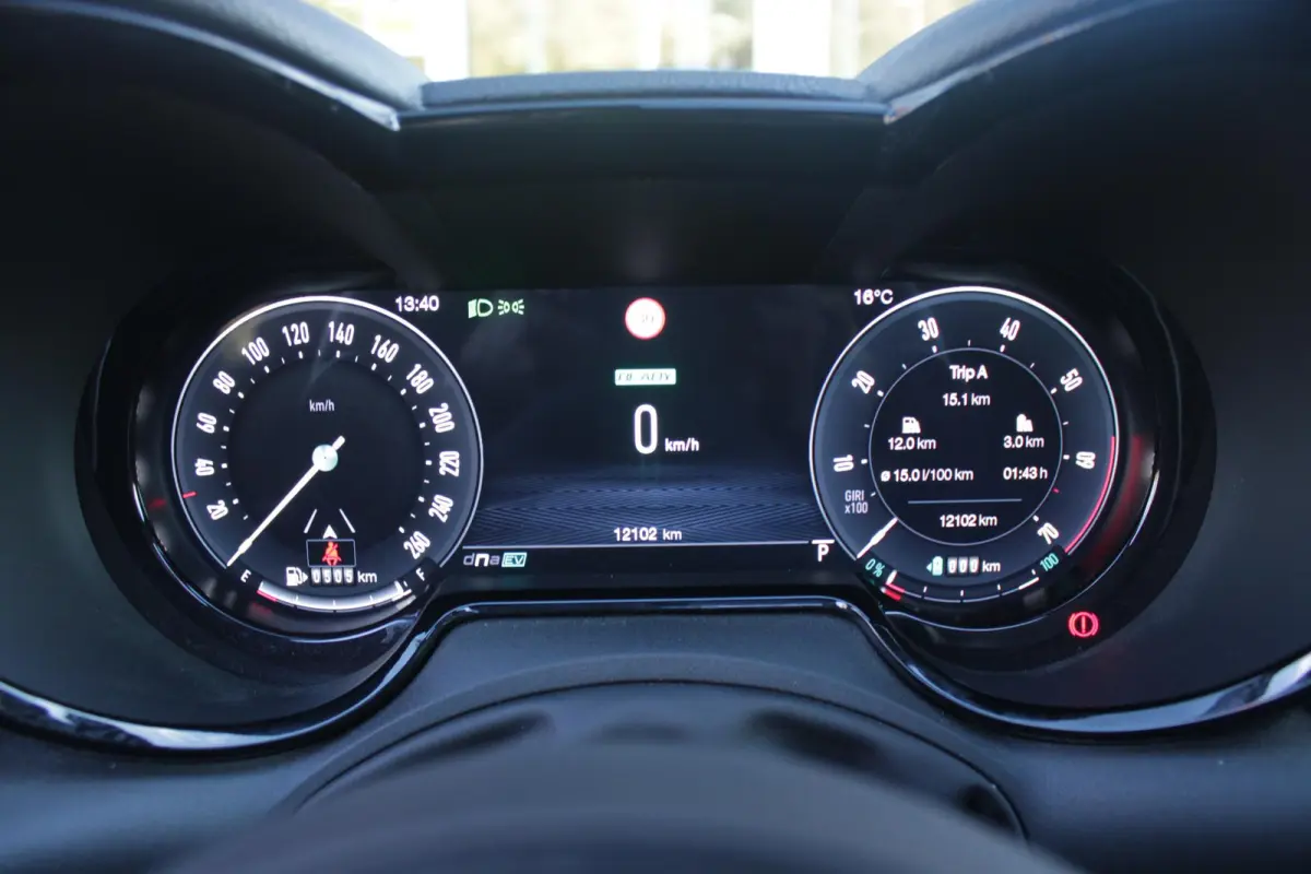 1.3 270PK Ibrida Plug-In Q4 SPORT SPECIALE | PANORAMISCH SCHUIF KANTELDAK MET ZWARTE DAKSTRIPS | ROSSO BRERA (METALLIC ROOD) MET ZWART DAK  | HARMAN KARDON PREMIUM AUDIO MET 14 SPEAKERS | TE