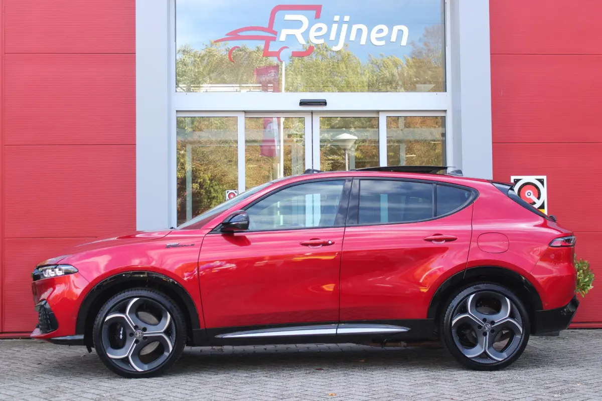 1.3 270PK Ibrida Plug-In Q4 SPORT SPECIALE | PANORAMISCH SCHUIF KANTELDAK MET ZWARTE DAKSTRIPS | ROSSO BRERA (METALLIC ROOD) MET ZWART DAK  | HARMAN KARDON PREMIUM AUDIO MET 14 SPEAKERS | TE