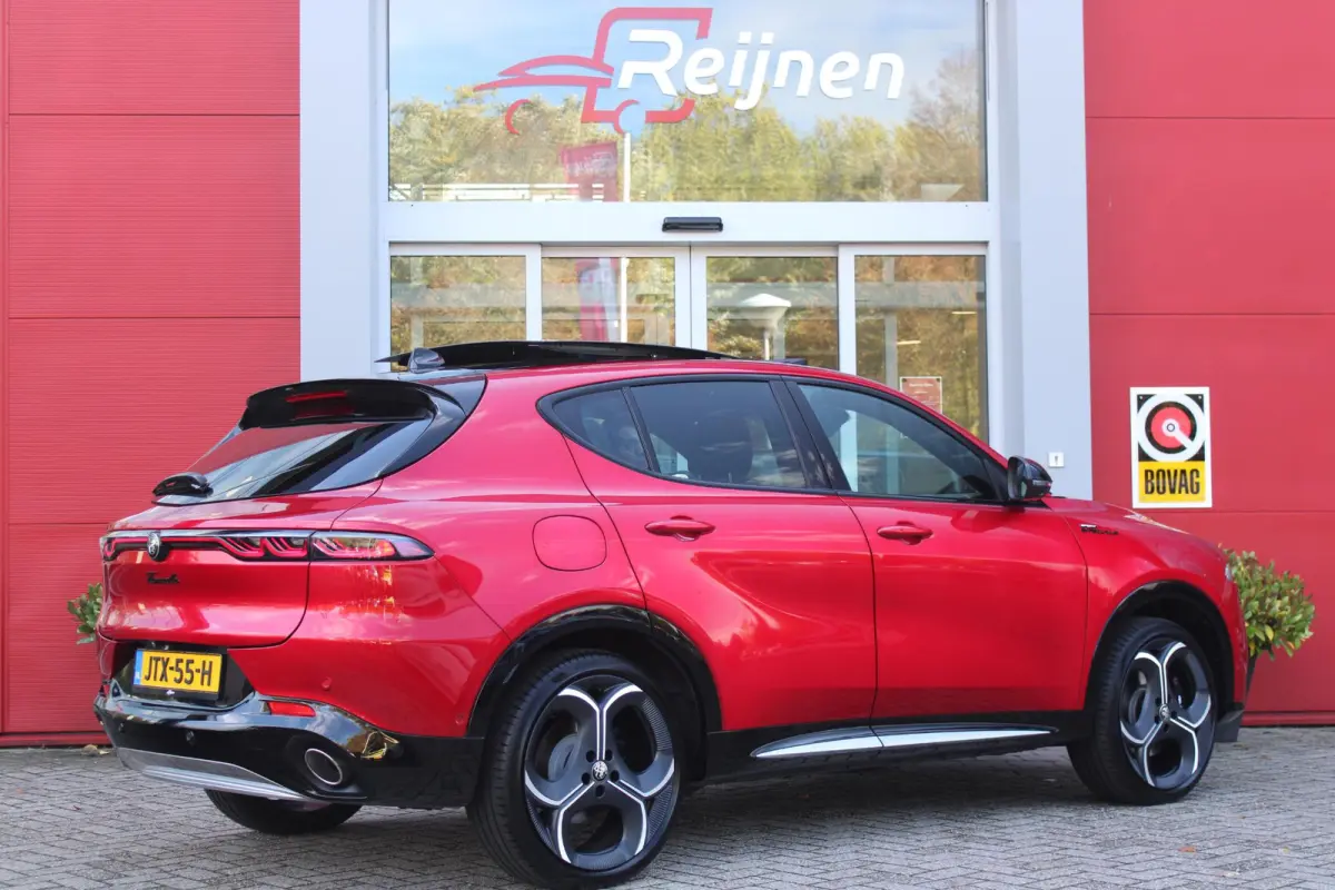 1.3 270PK Ibrida Plug-In Q4 SPORT SPECIALE | PANORAMISCH SCHUIF KANTELDAK MET ZWARTE DAKSTRIPS | ROSSO BRERA (METALLIC ROOD) MET ZWART DAK  | HARMAN KARDON PREMIUM AUDIO MET 14 SPEAKERS | TE