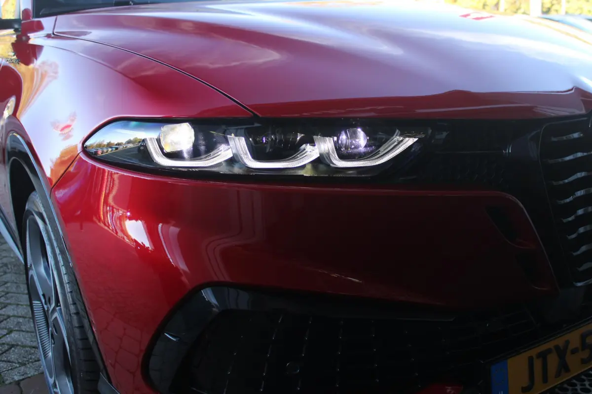 1.3 270PK Ibrida Plug-In Q4 SPORT SPECIALE | PANORAMISCH SCHUIF KANTELDAK MET ZWARTE DAKSTRIPS | ROSSO BRERA (METALLIC ROOD) MET ZWART DAK  | HARMAN KARDON PREMIUM AUDIO MET 14 SPEAKERS | TE