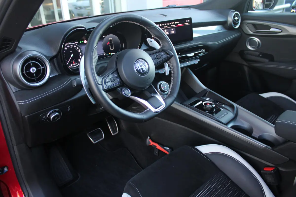 1.3 270PK Ibrida Plug-In Q4 SPORT SPECIALE | PANORAMISCH SCHUIF KANTELDAK MET ZWARTE DAKSTRIPS | ROSSO BRERA (METALLIC ROOD) MET ZWART DAK  | HARMAN KARDON PREMIUM AUDIO MET 14 SPEAKERS | TE