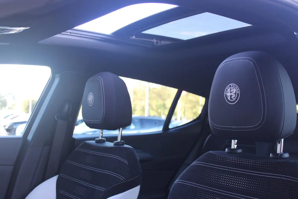 1.3 270PK Ibrida Plug-In Q4 SPORT SPECIALE | PANORAMISCH SCHUIF KANTELDAK MET ZWARTE DAKSTRIPS | ROSSO BRERA (METALLIC ROOD) MET ZWART DAK  | HARMAN KARDON PREMIUM AUDIO MET 14 SPEAKERS | TE