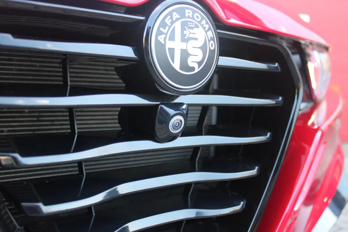 1.3 270PK Ibrida Plug-In Q4 SPORT SPECIALE | PANORAMISCH SCHUIF KANTELDAK MET ZWARTE DAKSTRIPS | ROSSO BRERA (METALLIC ROOD) MET ZWART DAK  | HARMAN KARDON PREMIUM AUDIO MET 14 SPEAKERS | TE