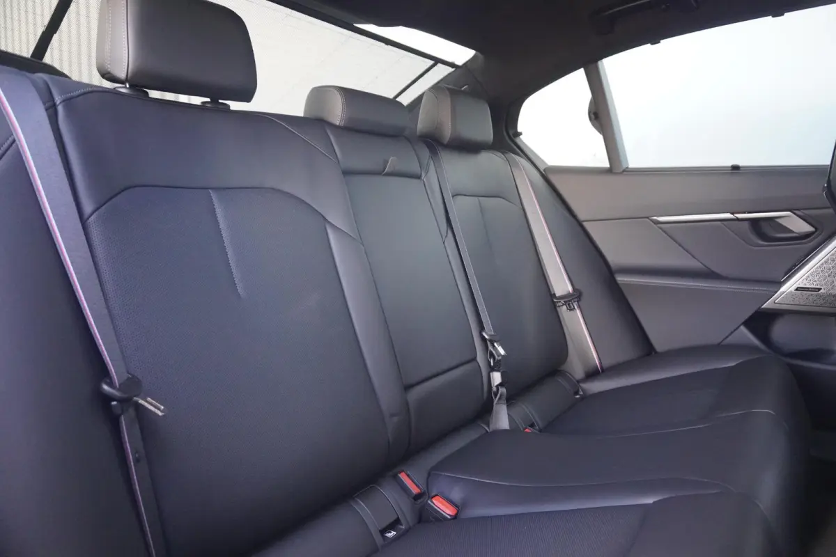 Sedan | M Drivers Pack | Comfort Pack | Bowers & Wilkins
