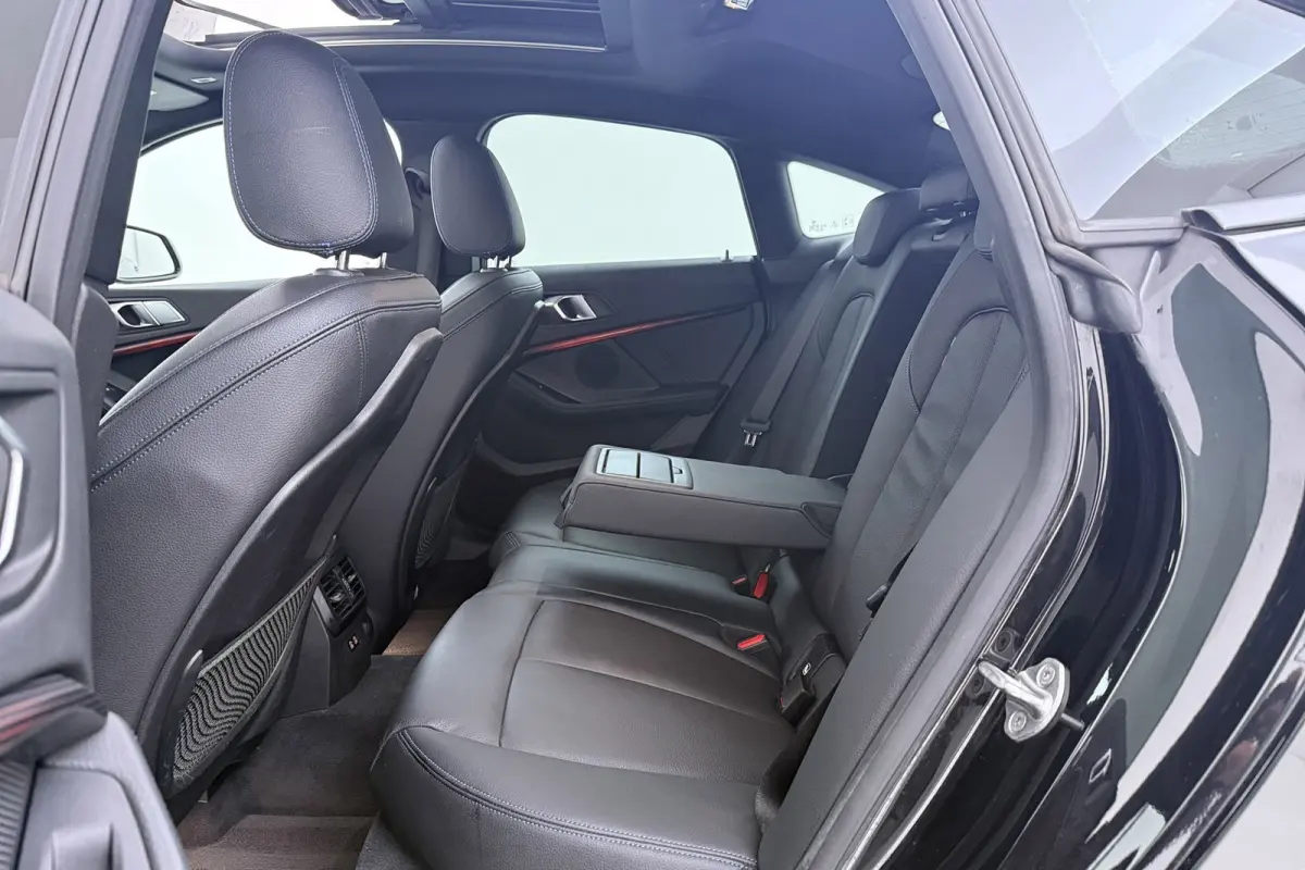 218i High Executive | M-Sport | Panoramadak | Org NL | Stoelverwarming | Digital Cockpit | Sportstoelen |