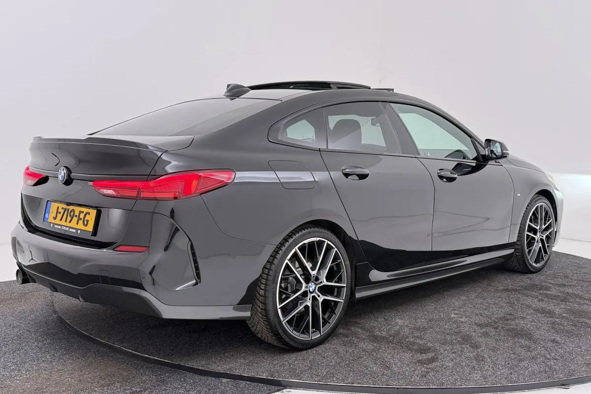 218i High Executive | M-Sport | Panoramadak | Org NL | Stoelverwarming | Digital Cockpit | Sportstoelen |