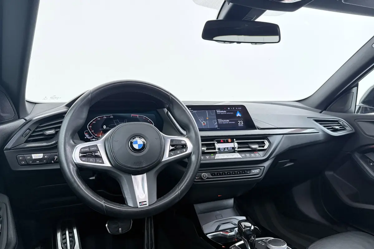 218i High Executive | M-Sport | Panoramadak | Org NL | Stoelverwarming | Digital Cockpit | Sportstoelen |