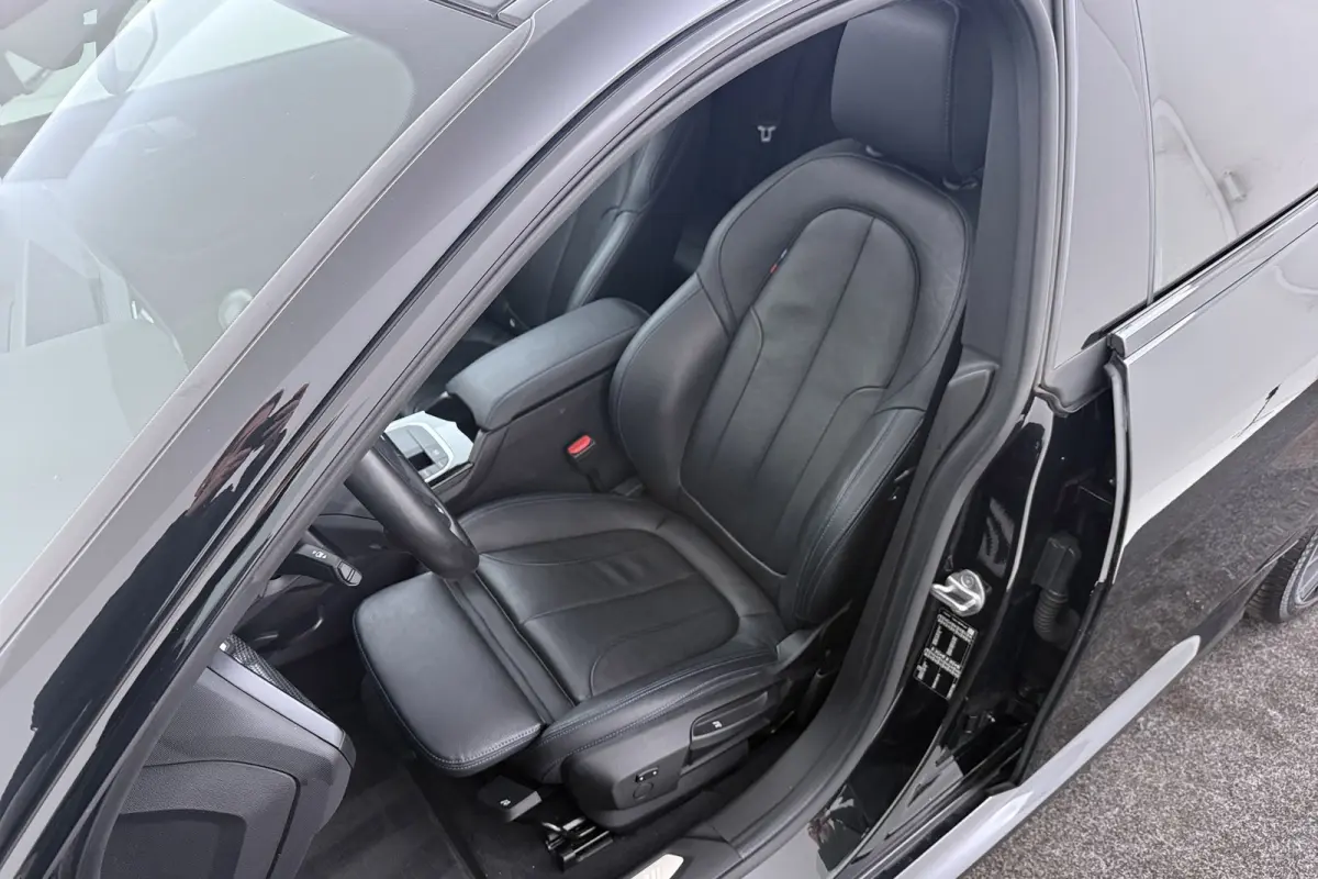 218i High Executive | M-Sport | Panoramadak | Org NL | Stoelverwarming | Digital Cockpit | Sportstoelen |