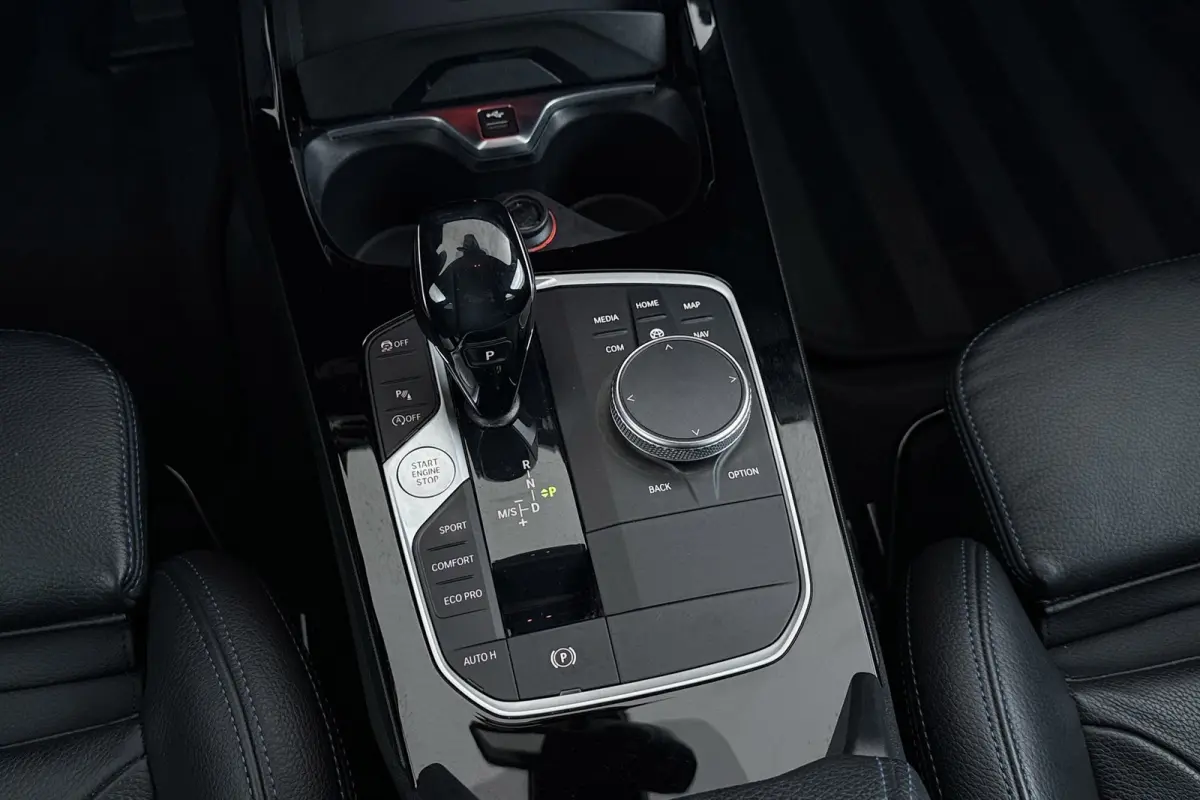 218i High Executive | M-Sport | Panoramadak | Org NL | Stoelverwarming | Digital Cockpit | Sportstoelen |