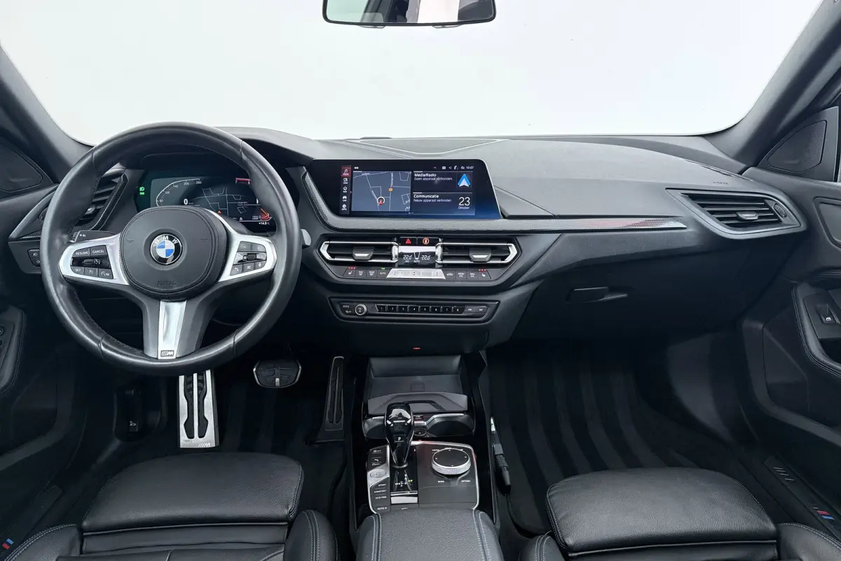 218i High Executive | M-Sport | Panoramadak | Org NL | Stoelverwarming | Digital Cockpit | Sportstoelen |