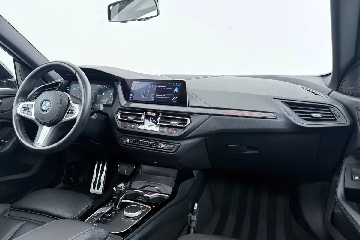 218i High Executive | M-Sport | Panoramadak | Org NL | Stoelverwarming | Digital Cockpit | Sportstoelen |