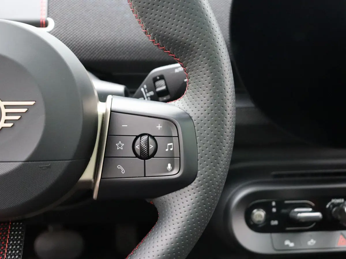 SE John Cooper Works + Pakket M + Glazen Panormadak + Comfort Access + Stuur- & Stoelverwarming + 18''