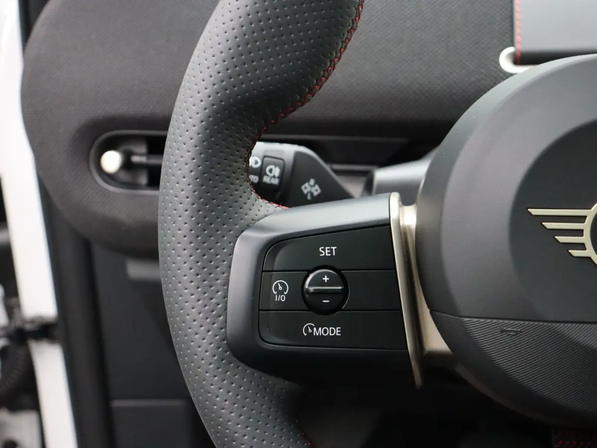 SE John Cooper Works + Pakket M + Glazen Panormadak + Comfort Access + Stuur- & Stoelverwarming + 18''