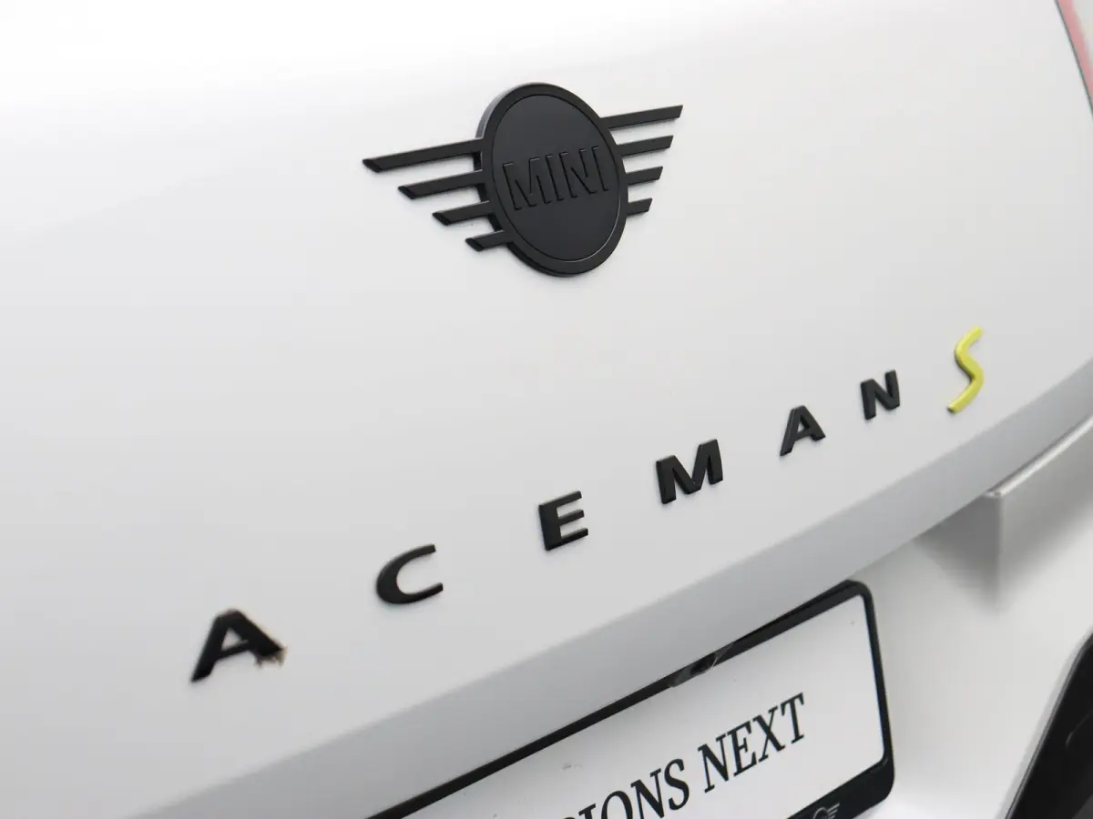 SE John Cooper Works + Pakket M + Glazen Panormadak + Comfort Access + Stuur- & Stoelverwarming + 18''