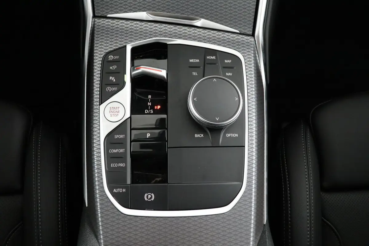 318i M Sportpakket Pro | Trekhaak | Schuif-kanteldak | Head-up | Rondomzicht camera | Dodehoek detectie | Cruise control adaptief met Stop&Go  | HIFI