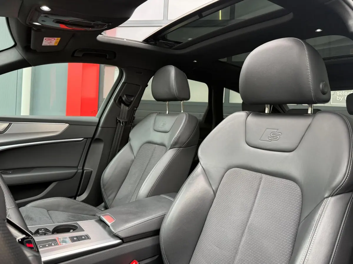 55 TFSI e S-Line Quattro Competition Firmamentblue | Pano | SOH 100% | Trekhaak | 20'' | Alcantara Leder | Stoelverwarming | Matrix Led | Digital Dash | Carplay | Grootlicht Ass | F1 Flipper
