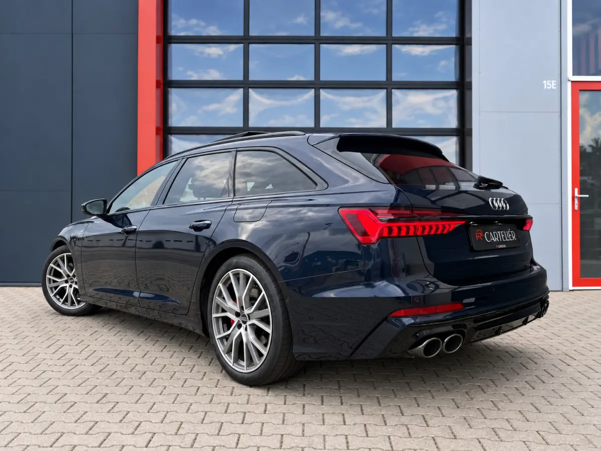 55 TFSI e S-Line Quattro Competition Firmamentblue | Pano | SOH 100% | Trekhaak | 20'' | Alcantara Leder | Stoelverwarming | Matrix Led | Digital Dash | Carplay | Grootlicht Ass | F1 Flipper