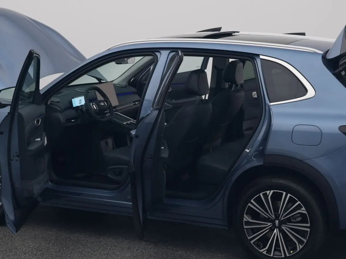 NEW | 1.5 Max+ | 18x BESCHIKBAAR | 136 KM ELEKTRISCH | PANO | HUD | ADAPTIVE | STOEL- EN STUURVERW. + VENT. + MASSAGE