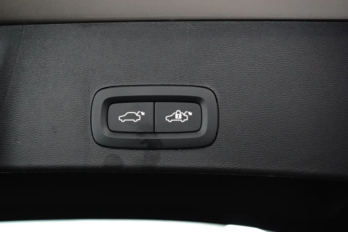 T5 Ultimate Dark Plug-In Hybrid 2WD | Trekhaak | Panoramadak | BLIS | Apple Carplay - Androud Auto | Memory | Stoel + Stuurverwarming | Harman en Kardon | PDC V+A 360 Camera