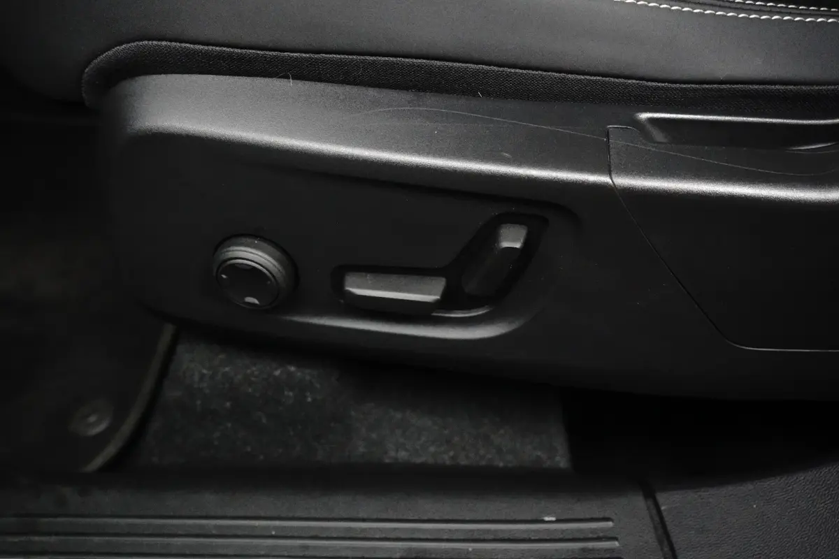 T5 Ultimate Dark Plug-In Hybrid 2WD | Trekhaak | Panoramadak | BLIS | Apple Carplay - Androud Auto | Memory | Stoel + Stuurverwarming | Harman en Kardon | PDC V+A 360 Camera