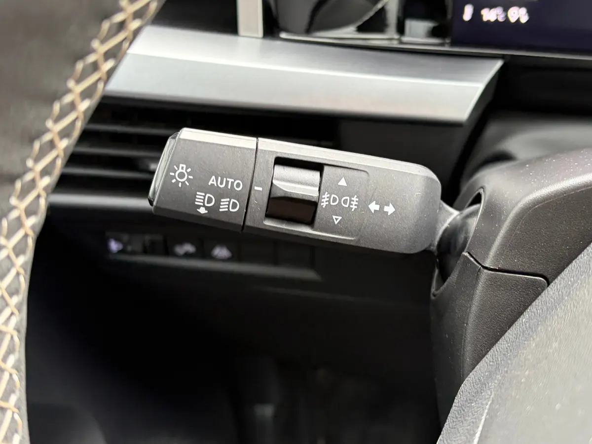 1.2 Turbo Hybrid 145 PK GS | 2+6 JAAR GARANTIE| STUUR, STOEL EN VOORRUITVERWARMING| DODEHOEK DETECTIE| COMFORTSTOELEN| NAVIGATIE + APPLE CARPLAY/ANDROID AUTO| CAMERA + PARKEERSENSOREN| DRAAD