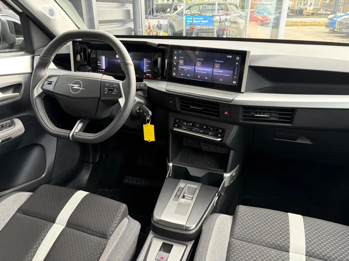 1.2 Turbo Hybrid 145 PK GS | 2+6 JAAR GARANTIE| STUUR, STOEL EN VOORRUITVERWARMING| DODEHOEK DETECTIE| COMFORTSTOELEN| NAVIGATIE + APPLE CARPLAY/ANDROID AUTO| CAMERA + PARKEERSENSOREN| DRAAD