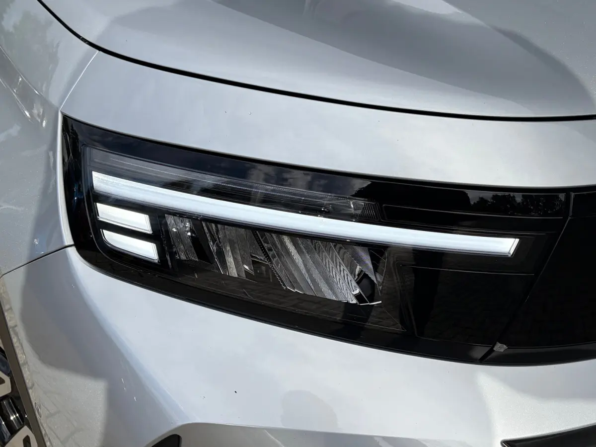 1.2 Turbo Hybrid 145 PK GS | 2+6 JAAR GARANTIE| STUUR, STOEL EN VOORRUITVERWARMING| DODEHOEK DETECTIE| COMFORTSTOELEN| NAVIGATIE + APPLE CARPLAY/ANDROID AUTO| CAMERA + PARKEERSENSOREN| DRAAD