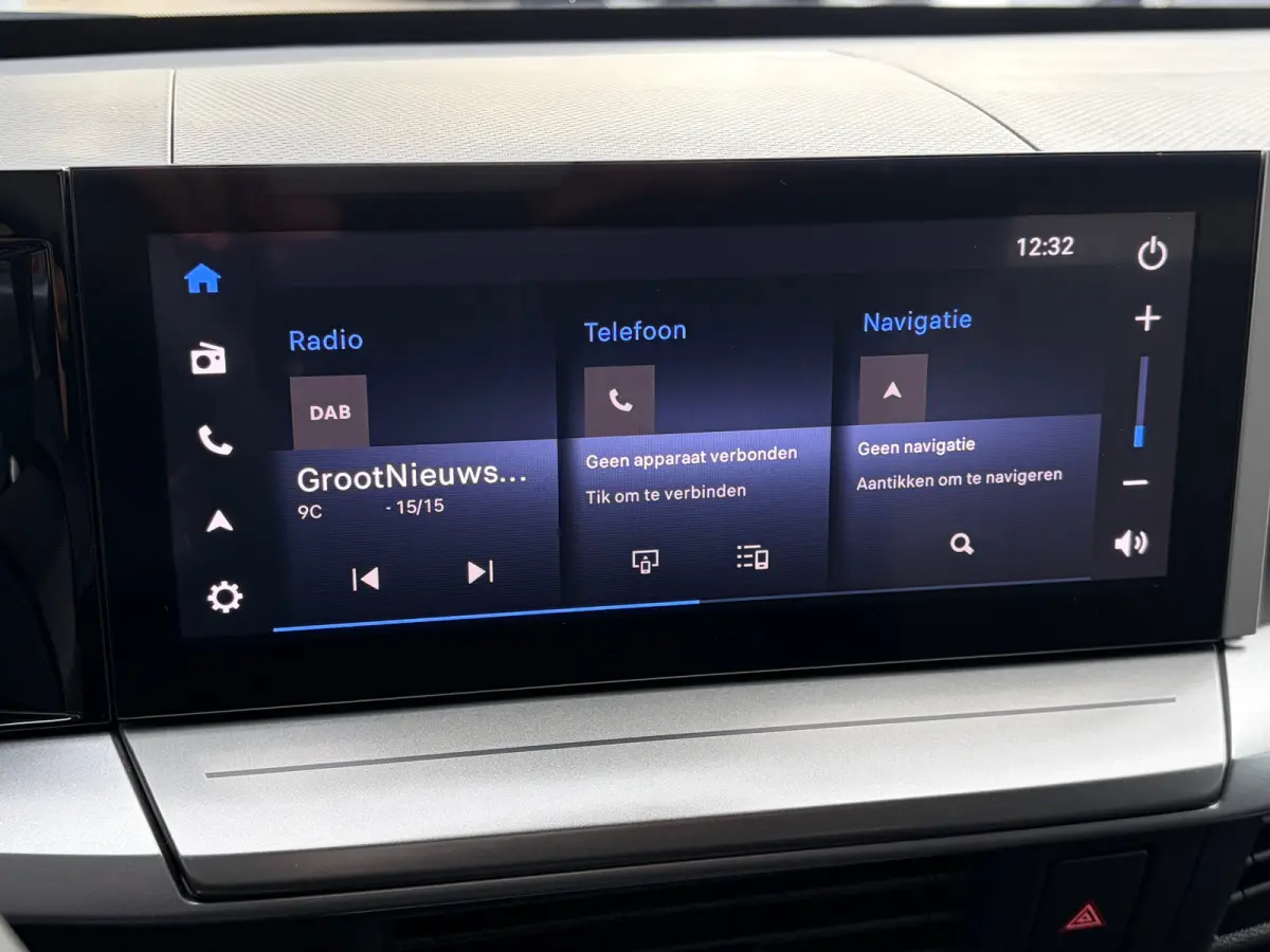 1.2 Turbo Hybrid 145 PK GS | 2+6 JAAR GARANTIE| STUUR, STOEL EN VOORRUITVERWARMING| DODEHOEK DETECTIE| COMFORTSTOELEN| NAVIGATIE + APPLE CARPLAY/ANDROID AUTO| CAMERA + PARKEERSENSOREN| DRAAD